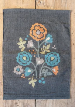 Gudrun Sjödén Teppich „Wild rose“ aus Bio-Baumwolle
